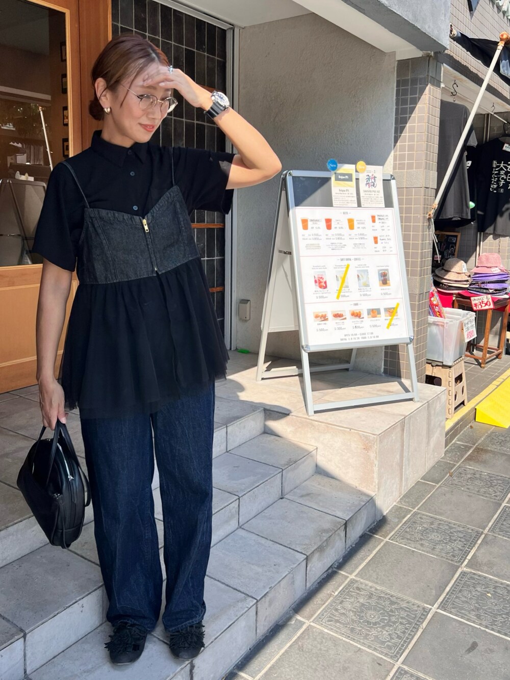 「秋コーデ、プチプラ、パンツコーデ、ワントーンコーデ、ビスチェ、デニムパンツ、オトナカジュアル」｜「antiquaのボリュームタッセルモカシン（モカシン/デッキシューズ、ブラック系）」を使った、liedon82861さん（レディース・164cm）の秋コーディネートの1枚目の写真
