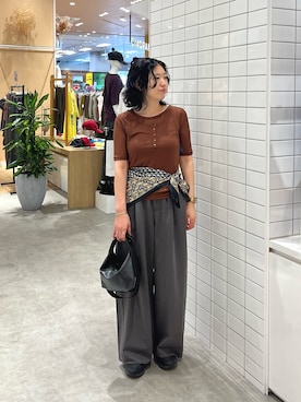 「スラックス」｜「アイテム（デニムパンツ）」を使った、Natsukiさん（レディース・156cm）の秋コーディネート