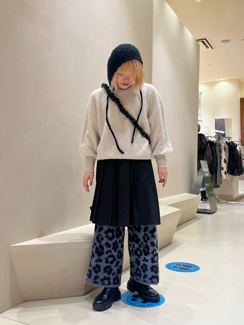「最近のいい感じコーデ、冬のコーデ、ニットコーデ、ゆるコーデ、ブーツスタイル、パンツコーデ、カジュアルスタイル、おしゃれさんと繋がりたい、古着MIX」｜「自分で編んだのアイテム（ニットキャップ/ビーニー、ブラック系）」を使った、tsukaletayoさん（骨格ストレート・レディース・160cm）の冬コーディネートの1枚目の写真