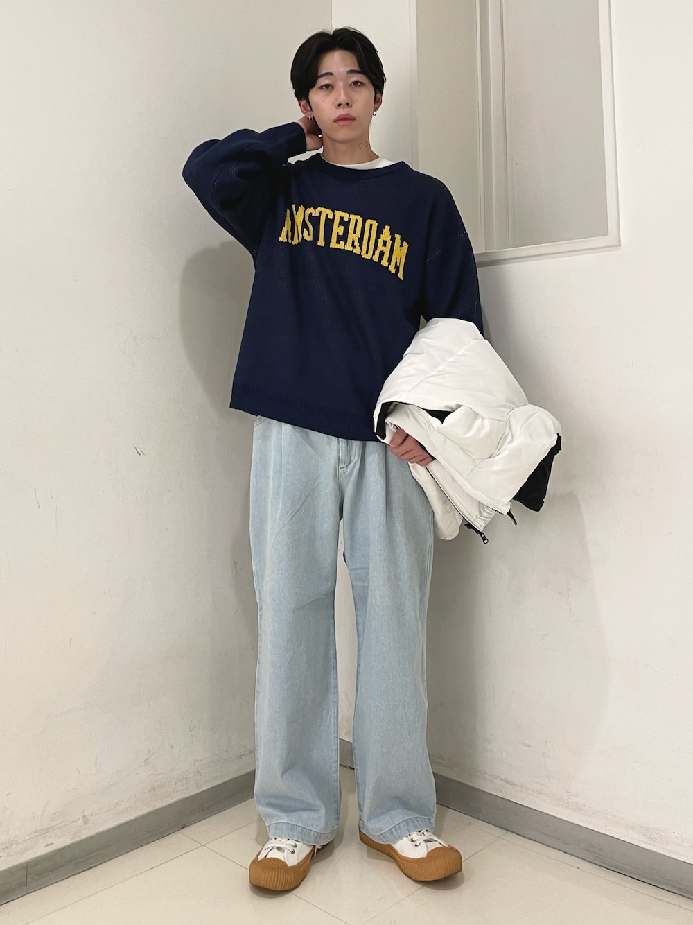 「春のNewスタイル、カジュアルコーデ、休日スタイル、デニムパンツ、ニット、ダウンベスト、WEGO、プチプラ、オーバーサイズ、シンプルスタイル、ストリート、ゆるコーデ、レイヤードスタイル、スニーカーコーデ、デニム」｜「THE STANDARDのWEGO/ルーズフィットフレアパンツ（デニムパンツ、ブルー系）」を使った、r0i2k0i6さん（メンズ・178cm）の春コーディネートの1枚目の写真
