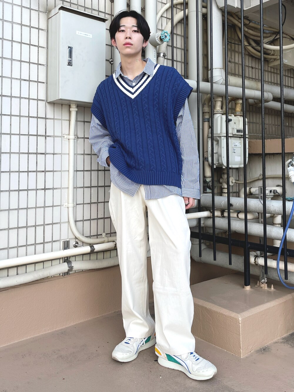 「休日スタイル、カジュアルコーデ、WEGO、プチプラ、ootd、シャツスタイル、ニットベスト、韓国ファッション、シンプルスタイル、カジュアル、スポーツミックス、レイヤードスタイル、ホワイトパンツ」｜「WEGOのWEGO/【WEB限定】ワイドシェフパンツ（チノパンツ、ホワイト系）」を使った、r0i2k0i6さん（メンズ・178cm）の春コーディネートの1枚目の写真