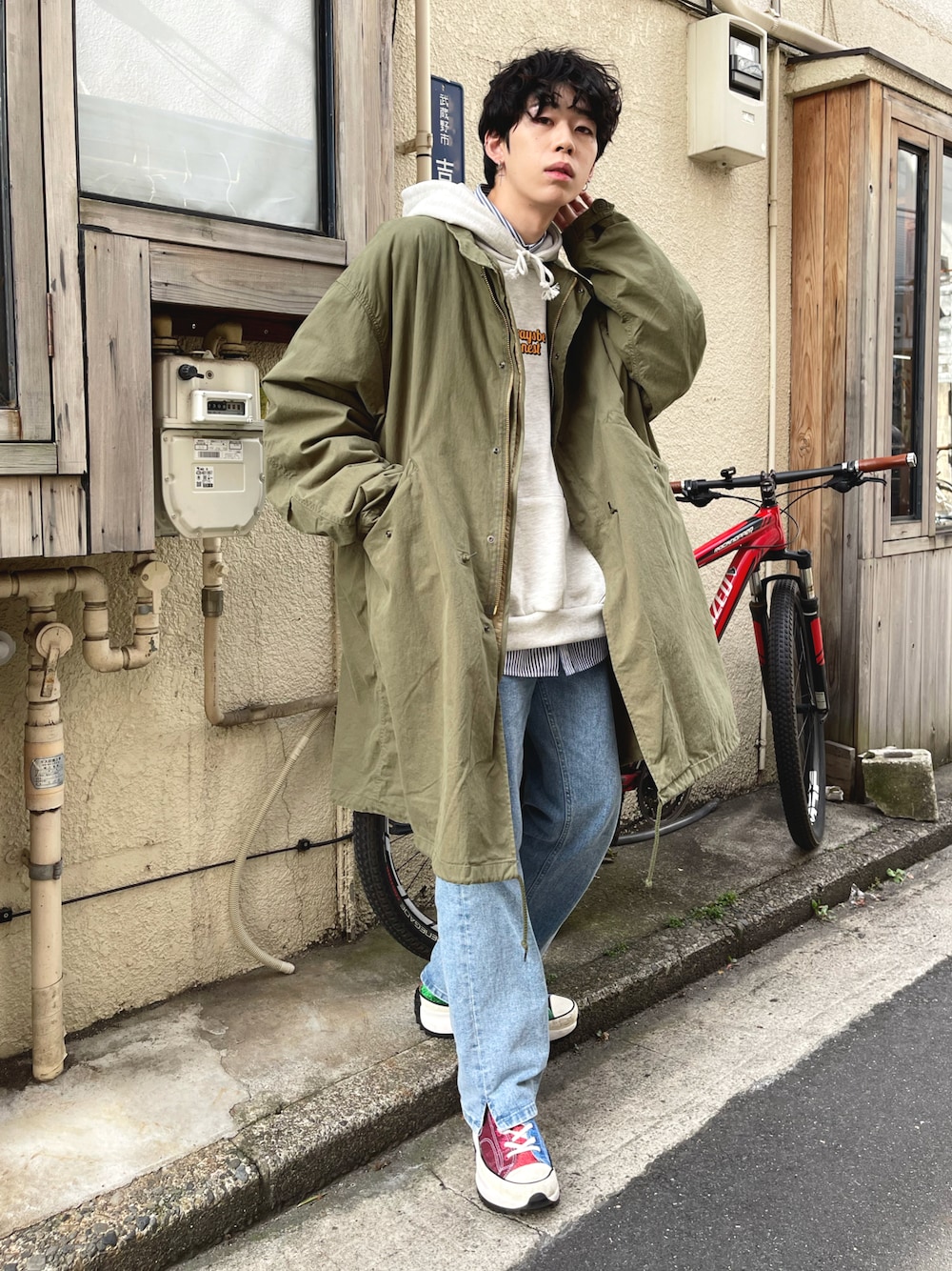 「シンプルコーデ、スニーカー、モッズコート、ストライプシャツ、レイヤードスタイル、シャツスタイル、WEGO、プチプラ、ootd、オトナカジュアル、ビッグシルエット、きれいめカジュアル、デニムパンツ、春コーデ、デニム」｜「THE STANDARDのWEGO/【24年春夏新作】サイドスリットモッズコート（モッズコート、グリーン系）」を使った、r0i2k0i6さん（メンズ・178cm）の春コーディネートの1枚目の写真