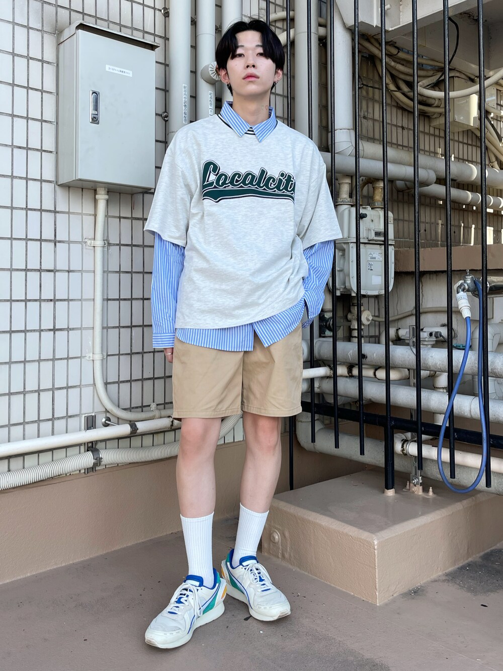 「オトナカジュアル、休日コーデ、スポーツミックス、WEGO、プチプラ、スニーカー、レイヤードスタイル、シンプルコーデ、カジュアルコーデ、シャツスタイル、ショートパンツ、ハーフパンツ、大人コーデ、きれいめカジュアル、韓国ファッション」｜「WEGOのWEGO/チノイージーショーツ（チノパンツ、ベージュ系）」を使った、r0i2k0i6さん（メンズ・178cm）の春コーディネートの1枚目の写真