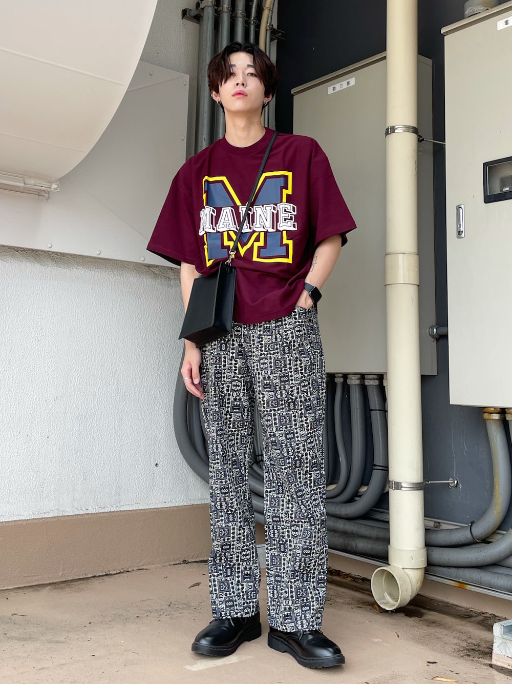 「休日スタイル、シンプル、カジュアルコーデ、柄パンツ、カジュアル、WEGO、プチプラ、ootd、プリントT、Tシャツ、大人コーデ、キレイめ、きれいめカジュアル、ローファー」｜「WEGOの■■■WEGO/3ホールシューズ■■■（ドレスシューズ、ブラック系）」を使った、r0i2k0i6さん（メンズ・178cm）の春コーディネートの1枚目の写真