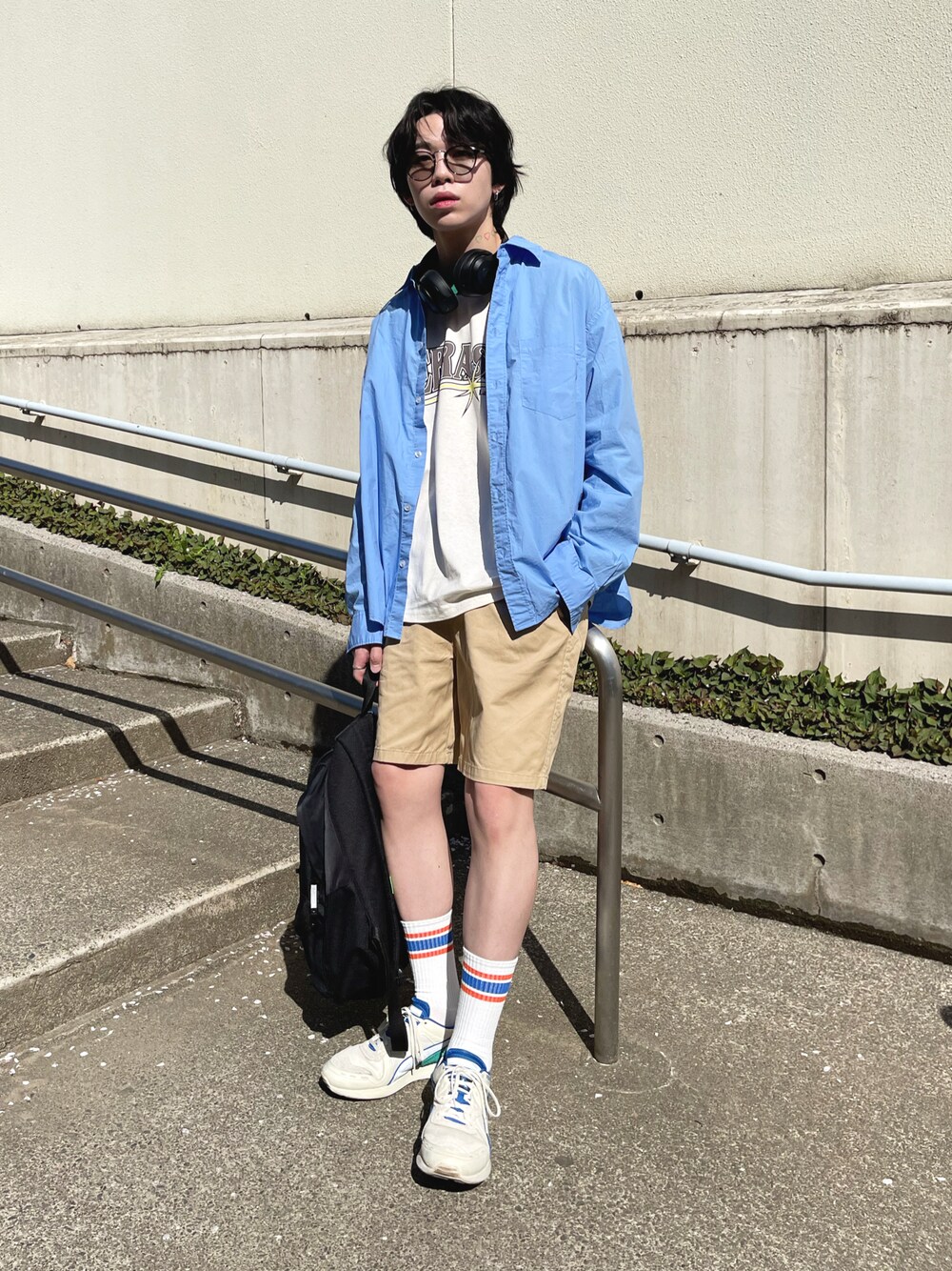 「春のNewスタイル、カジュアルコーデ、休日スタイル、WEGO、プチプラ、ootd、シャツスタイル、ショートパンツ、ハーフパンツ、チノパン、プリントT、サングラス、シンプルスタイル、スニーカーコーデ、メガネ男子」｜「WEGOのWEGO/チノイージーショーツ（チノパンツ、ベージュ系）」を使った、r0i2k0i6さん（メンズ・178cm）の春コーディネートの1枚目の写真