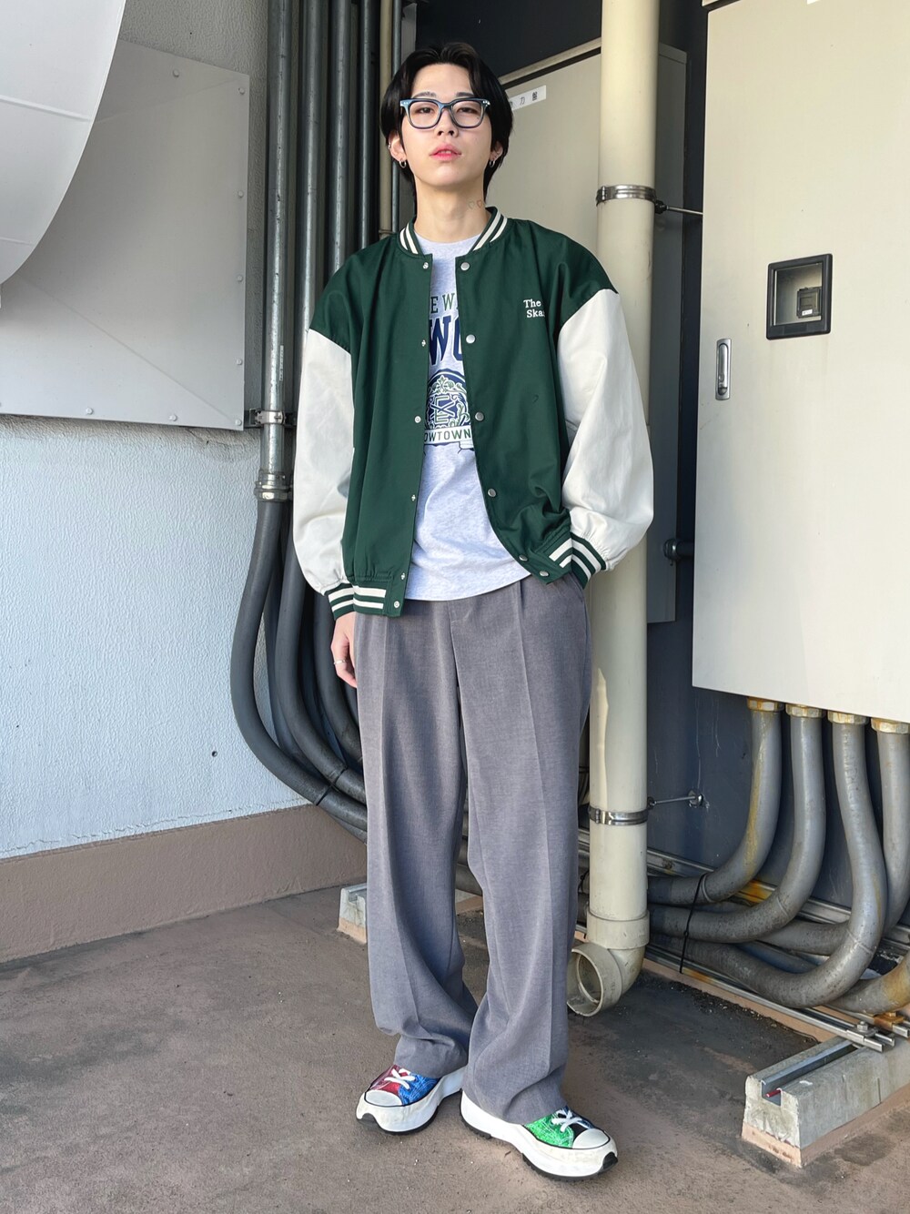 「大人カジュアル、WEGO、ootd、プチプラ、スタジャン、カレッジロゴ、スラックス、オトナカジュアル、春服コーデ、きれいめカジュアル、韓国ファッション、メガネ男子」｜「WEGOのWEGO/ワンポイント刺繍スタジャン（スタジャン、グリーン系）」を使った、r0i2k0i6さん（メンズ・178cm）の春コーディネートの1枚目の写真