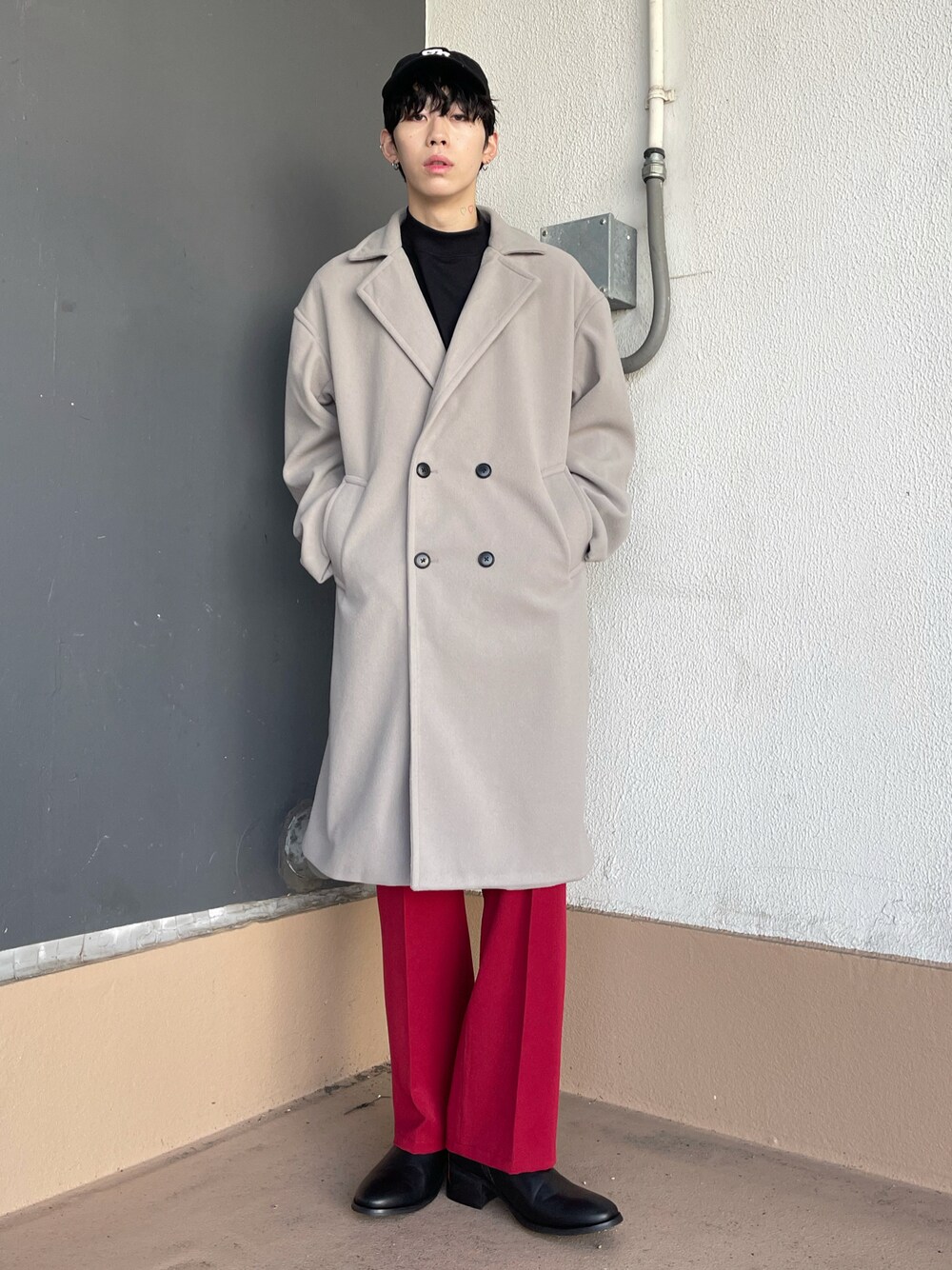 「休日コーデ、WEGO、プチプラ、コート、タートルネック、スラックス、キャップ、ootd、シンプルコーデ、レイヤードスタイル、カジュアルコーデ、大人コーデ、きれいめカジュアル、韓国ファッション、ブーツ」｜「WEGOのWEGO/セミフレアスラックス（スラックス、レッド系）」を使った、r0i2k0i6さん（メンズ・178cm）の春コーディネートの1枚目の写真