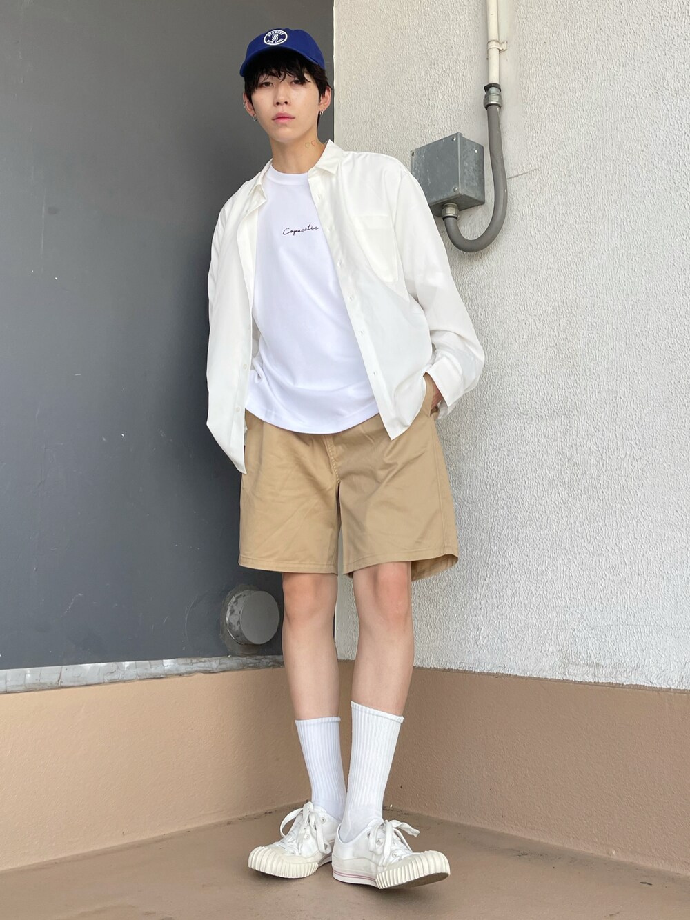 「休日スタイル、シンプル、カジュアルコーデ、シャツスタイル、ショートパンツ、ハーフパンツ、WEGO、プチプラ、スニーカーコーデ、ootd、キャップ、休日コーデ、シンプルスタイル、スポーツミックス、レイヤードスタイル」｜「WEGOのWEGO/チノイージーショーツ（チノパンツ、ベージュ系）」を使った、r0i2k0i6さん（メンズ・178cm）の春コーディネートの1枚目の写真