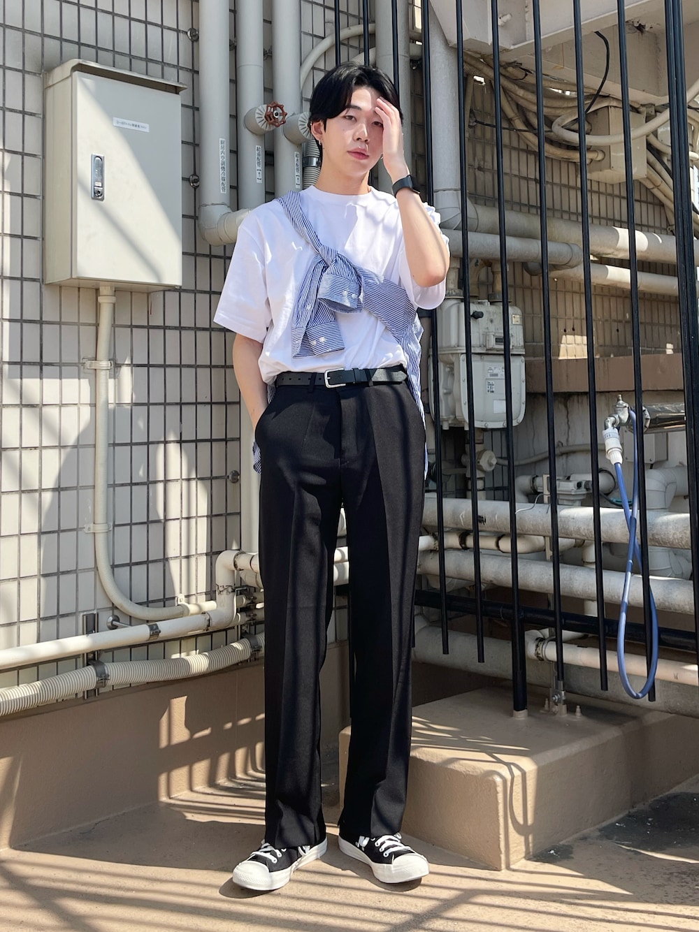 「春のNewスタイル、カジュアルコーデ、無地T、白Tシャツ、シャツスタイル、ストライプシャツ、たすき掛け、スラックス、休日スタイル、シンプルスタイル、きれいめカジュアル、モノトーン、WEGO、プチプラ」｜「WEGOのWEGO/セミフレアスラックス（スラックス、ブラック系）」を使った、r0i2k0i6さん（メンズ・178cm）の春コーディネートの1枚目の写真