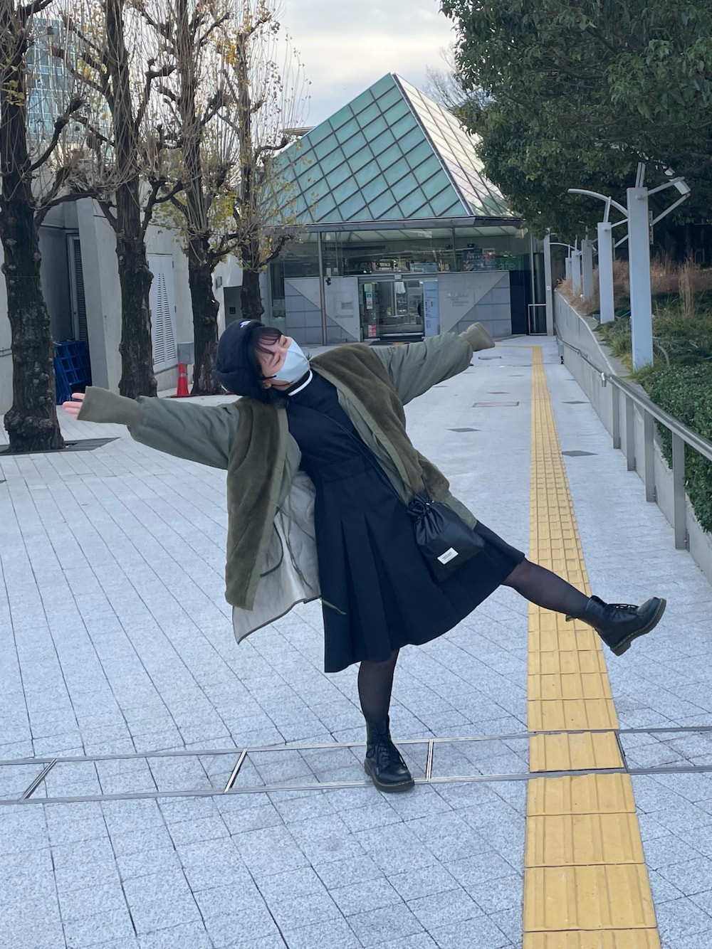 「冬コーデ、低身長、低身長コーデ、ぽっちゃりコーデ、ワンピース、帽子コーデ」｜「FRED PERRYのCut/Sew Dress（ワンピース、ブラック系）」を使った、ujnacocoさん（レディース・148cm）の夏コーディネートの1枚目の写真