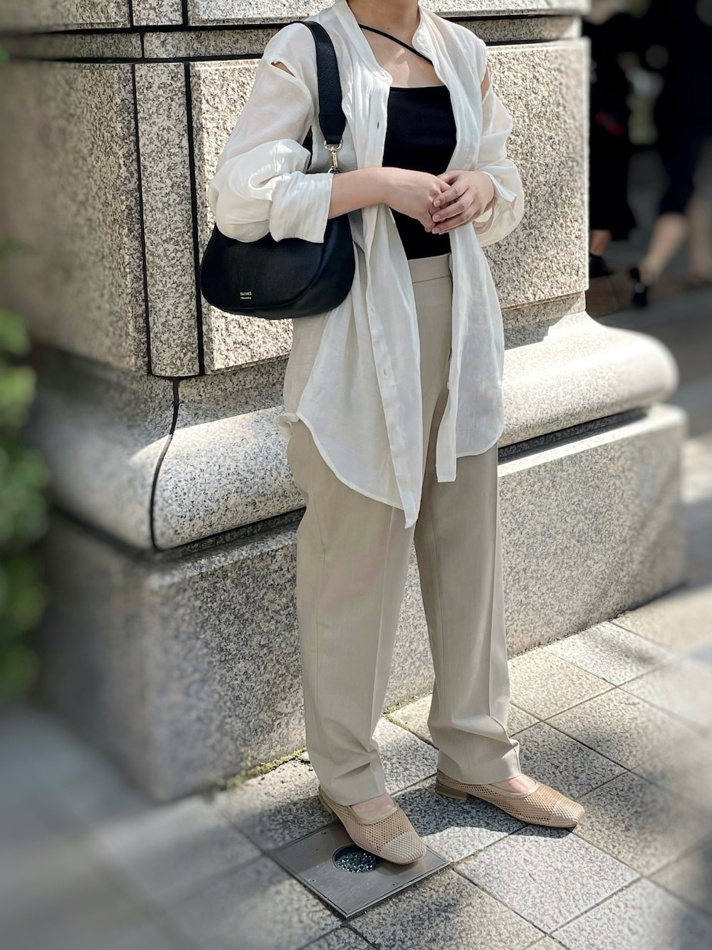 「レイヤードスタイル、淡色コーデ、きれいめカジュアル、シアートップス、春夏コーデ、おでかけコーデ、オフィスカジュアル、ユニクロコーデ、シャツスタイル、低身長、低身長コーデ、低身長女子、通勤コーデ、フラットシューズ、骨格ウェーブ」｜「carinoのメッシュスクエアトゥバレエシューズ（バレエシューズ、ベージュ系）」を使った、まりえさん（レディース・151cm）の春コーディネートの1枚目の写真