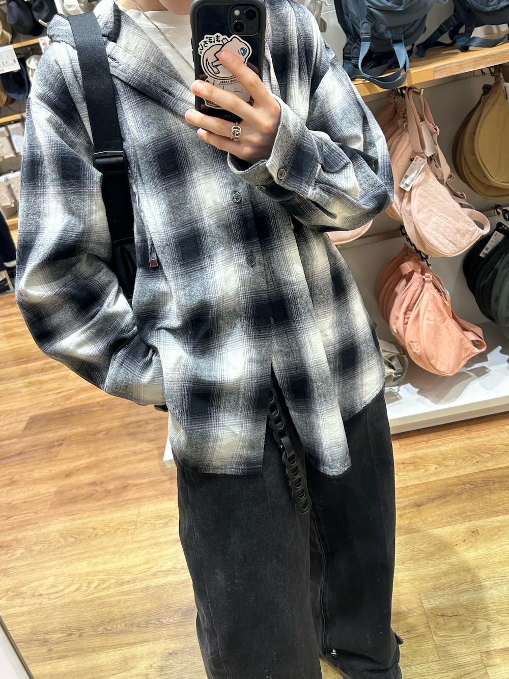 「今日のコーデ、シャツスタイル、デニム、デニムパンツ、春、春コーデ、春服、休日スタイル、低身長、低身長コーデ、低身長男子、おしゃれさんと繋がりたい」｜「ADRERのover size shirt parker（シャツ/ブラウス、ブラック系）」を使った、MIUさん（メンズ・169cm）の春コーディネートの1枚目の写真