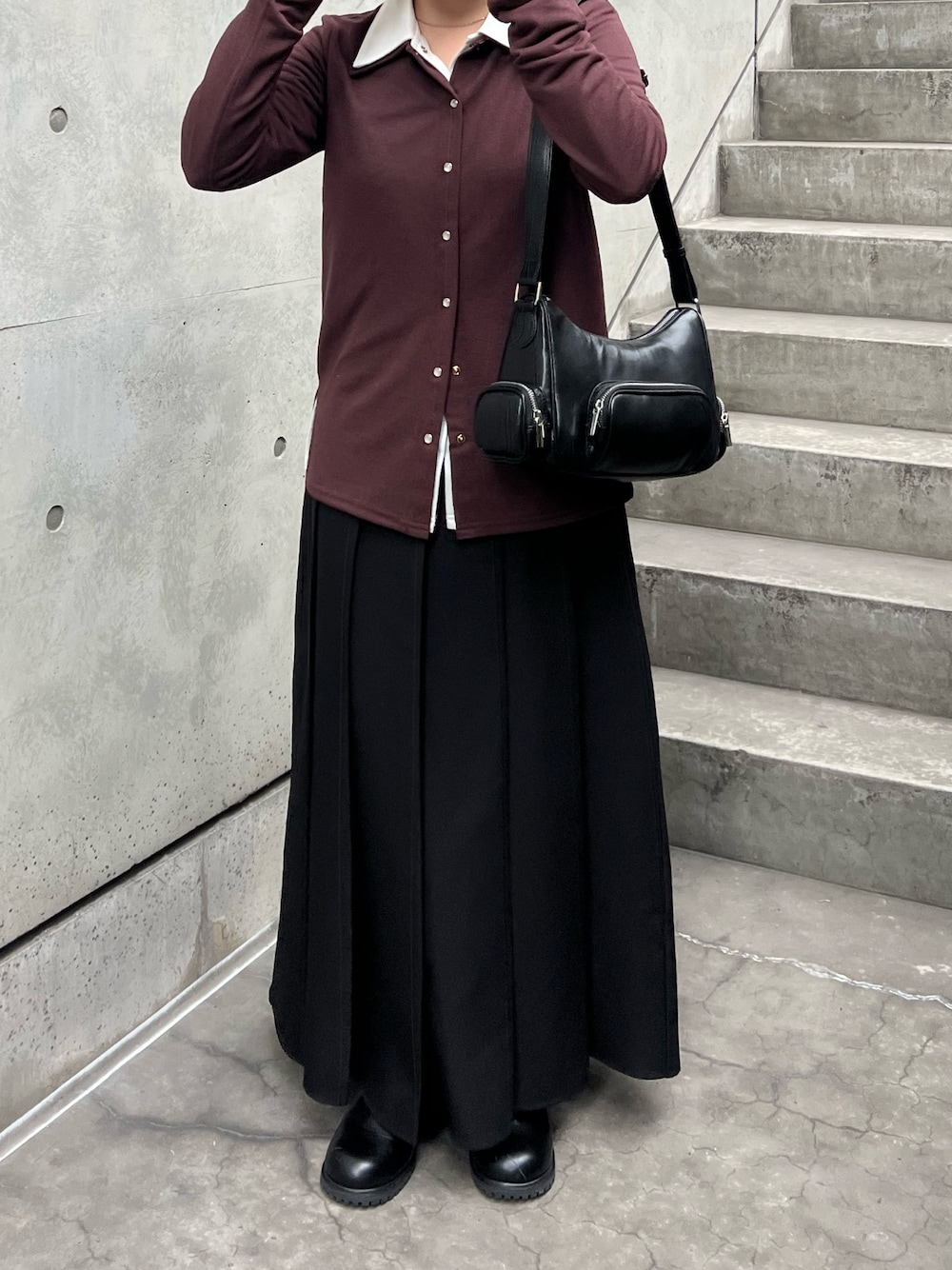 ブラック系のショルダーバッグ、ホワイト系のシャツ/ブラウス、ブラウン系のシャツ/ブラウスを着用したレディースの春コーディネートの1枚目の写真