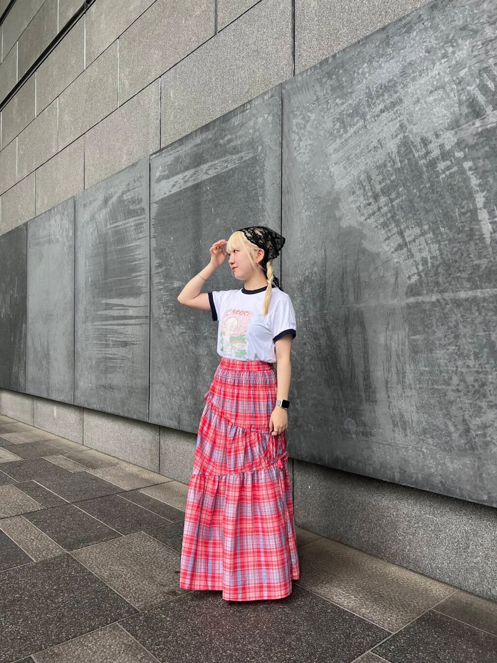 レッド系のスカート、ホワイト系のTシャツ/カットソー、ブラック系のバンダナ/スカーフを着用したレディースの夏コーディネートの1枚目の写真