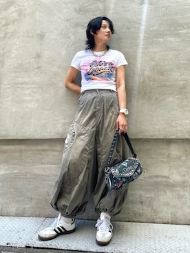 「Desigual（デシグアル）のグラフィティプリント デニム風ミディアムショルダーバッグ ストリート×ラグジュアリー【2026年春夏 新作】（Shoulderbag、その他）」を使った、Desigual心斎橋STAFFさん（レディース・163cm）の夏コーディネート
