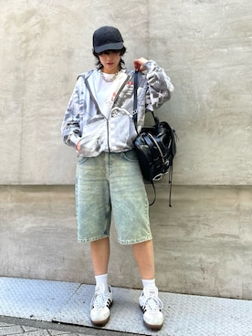 「Desigual（デシグアル）のツートーン ウォッシュ デニム バミューダ（Denim pants、ブルー系）」を使った、Desigual心斎橋STAFFさん（レディース・163cm）の夏コーディネート