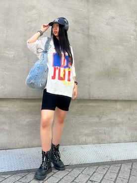 「Desigual（デシグアル）のフィギュア グラフィック スリーブ刺繍 Tシャツ【2026-2027年秋冬新作】（Tシャツ/カットソー、ホワイト系）」を使った、Desigual心斎橋STAFFさん（レディース・158cm）の夏コーディネート