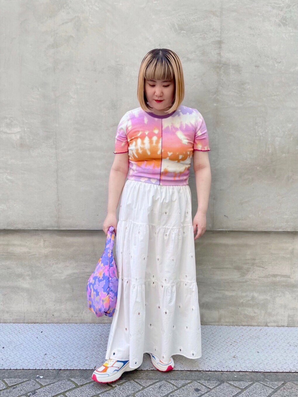 ホワイト系のスカート、その他のシューズ、レッド系のTシャツ/カットソーを着用したレディースの春コーディネートの1枚目の写真