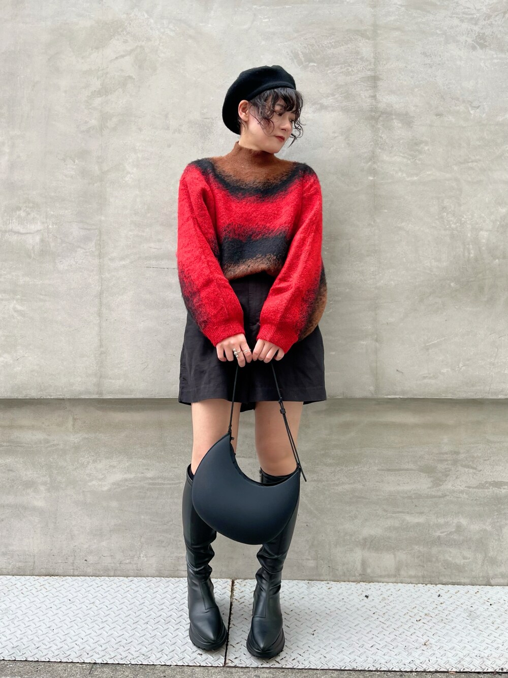ブラック系のショルダーバッグ、ブラック系のパンツ、ブラック系のブーツを着用したレディースの秋コーディネートの1枚目の写真