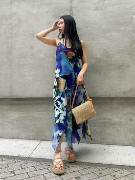 「Desigual（デシグアル）のボタニカルプリントアシンメトリーキャミドレス（ワンピース、ブルー系）」を使った、Desigual心斎橋STAFFさんの春コーディネート
