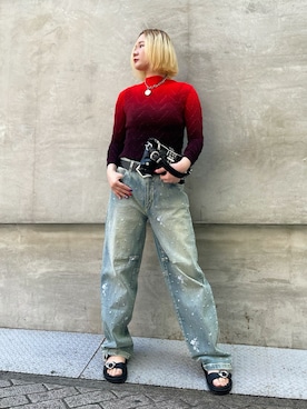 「Desigual（デシグアル）のレッド×ブラックグラデーションニット（シャツ/ブラウス、レッド系）」を使った、Desigual心斎橋STAFFさんの春コーディネート