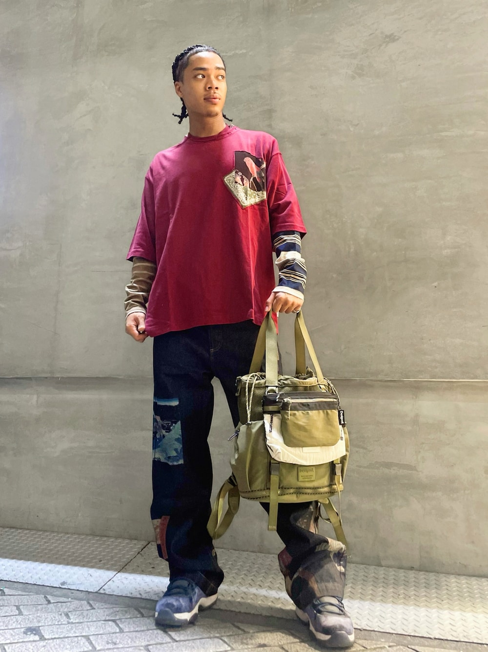 その他のTシャツ/カットソー、グリーン系のバックパック/リュック、ブルー系のデニムパンツを着用したメンズの冬コーディネートの1枚目の写真