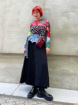 「Desigual（デシグアル）のマルチカラー アートプリント フィットニット【2026-2027年秋冬新作】（ニット/セーター、ブラック系）」を使った、Desigual心斎橋STAFFさん（レディース・162cm）の秋コーディネート