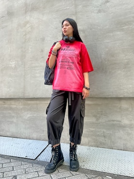 「Desigual（デシグアル）のタイポグラフィ グラフィック 半袖Tシャツ【2026-2027年秋冬新作】（Tシャツ/カットソー、レッド系）」を使った、Desigual心斎橋STAFFさん（レディース・158cm）の夏コーディネート