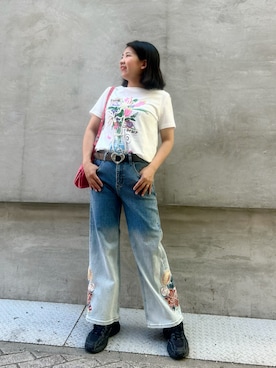 「Desigual（デシグアル）のフラワーベースグラフィックコットンTシャツ（T Shirts、ホワイト系）」を使った、Desigual心斎橋STAFFさん（レディース・163cm）の夏コーディネート