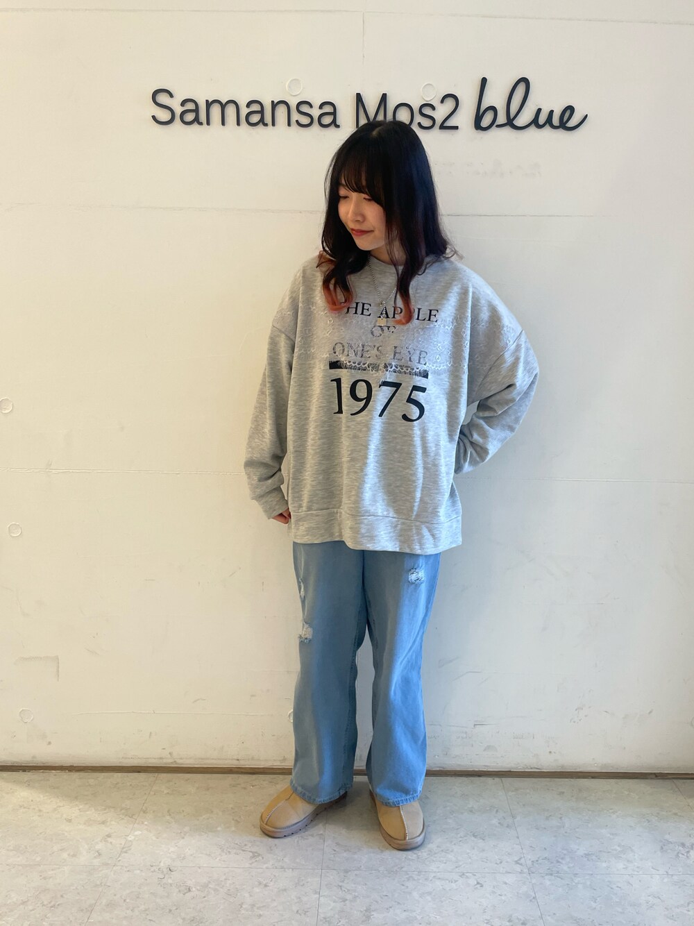 「Samansa Mos2 blue、春コーデ、スウェット、グレー、デニムパンツ、デニム」｜「Samansa Mos2 blueの【ECO DENIM】ウエストフリルパンツ（その他パンツ、ブルー系）」を使った、wakaさん（レディース・158cm）の春コーディネートの1枚目の写真
