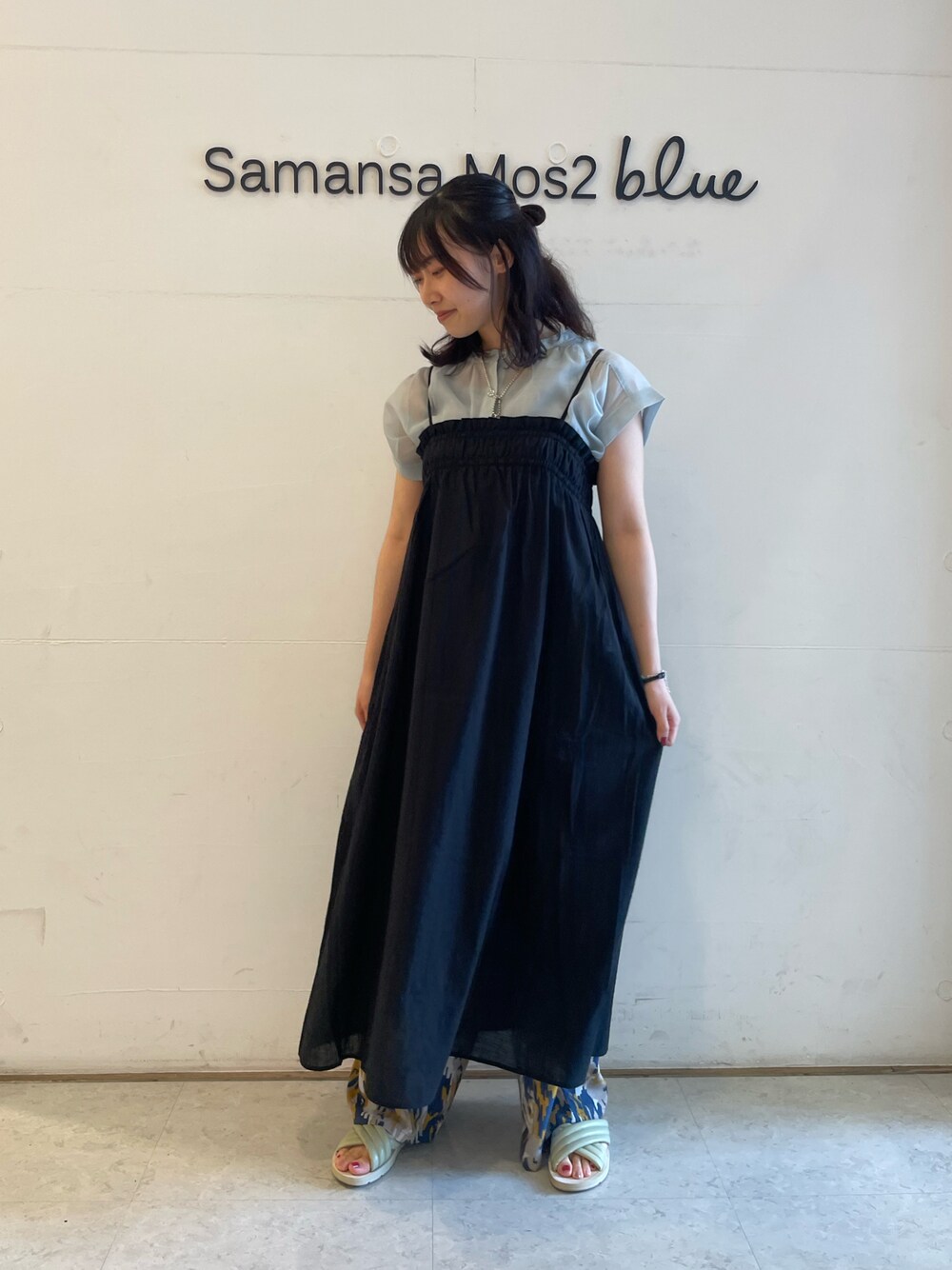 ブルー系のシャツ/ブラウス、ブラック系のワンピース、ブルー系のその他パンツを着用したレディースの夏コーディネートの1枚目の写真