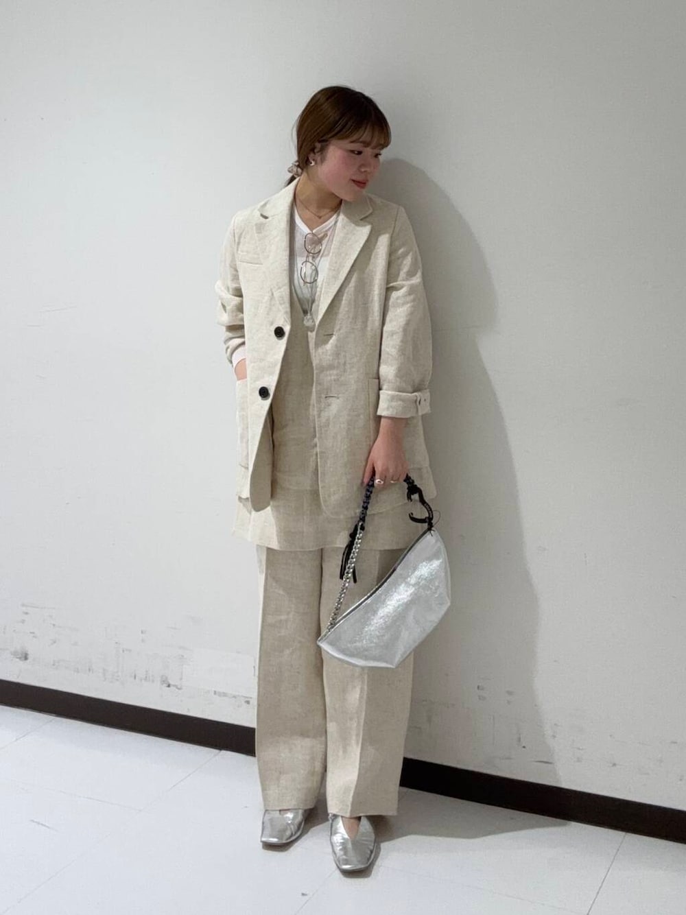「アーバンリサーチ、ワイドパンツ、ジャケット、デートコーデ、アウター、URBANRESEARCH、レイヤード、テーラードジャケット、春服、低身長コーデ、ur、nomadis、リネンコーデ、リネンジャケット、春色コーデ」｜「URBAN RESEARCHのnew basic　リネンテーラードジャケット（テーラードジャケット、ベージュ系）」を使った、3soa17さん（レディース・152cm）の冬コーディネートの1枚目の写真