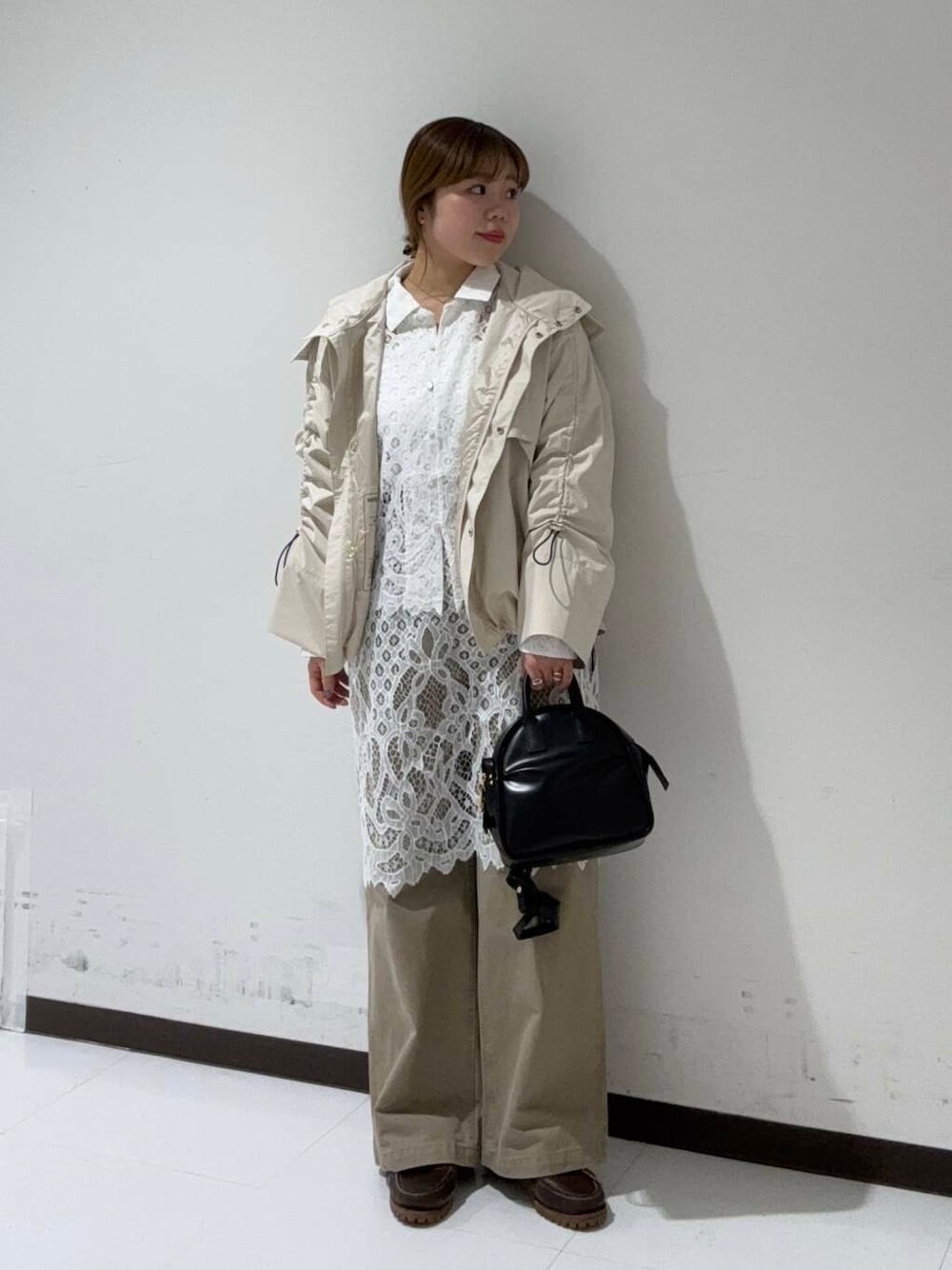 「アーバンリサーチ、カジュアル、アウター、チノパンツ、URBANRESEARCH、レイヤード、ブルゾン、レース、春服、低身長コーデ、ur、capehorn、春色コーデ、骨格ストレート、イエベ春」｜「URBAN RESEARCHのnew basic　タックワイドチノパンツ（その他パンツ、ベージュ系）」を使った、3soa17さん（レディース・152cm）の春コーディネートの1枚目の写真