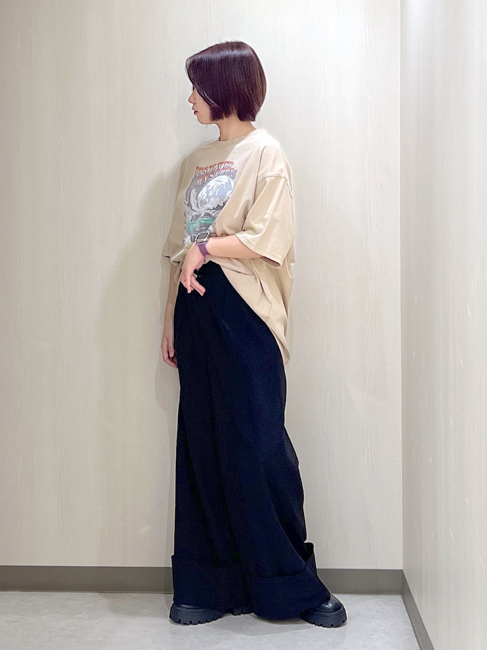 「カジュアル、きれいめカジュアル、大人カジュアル、Tシャツ、ワイドパンツ、ストレートパンツ、ロールアップ、スラックス、ブーツサンダル、ゆったりコーデ、差し色、ベーシック/シンプル」｜「PAGEBOYのピケロールアップワイドパンツ（その他パンツ、ブラック系）」を使った、Sakiさん（レディース・156cm）の夏コーディネートの1枚目の写真