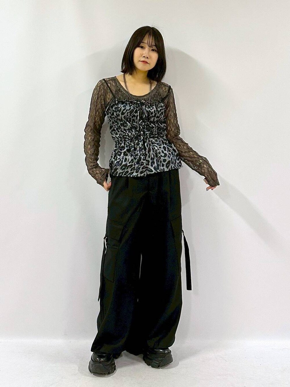 ブラック系のブーツ、その他のキャミソール、グレー系のTシャツ/カットソーを着用したレディースの秋コーディネートの1枚目の写真