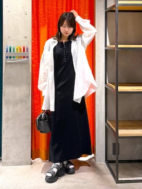 「PAGEBOY（ページボーイ）の【500mlペットボトルも入る】アウトポケットスクエアBAG（ショルダーバッグ、ブラック系）」を使った、Sakiさん（レディース・156cm）の春コーディネート