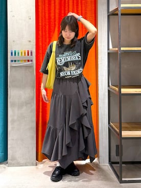 「PAGEBOY（ページボーイ）のジグフリティアードスカート（スカート、グレー系）」を使った、Sakiさん（レディース・156cm）の春コーディネート