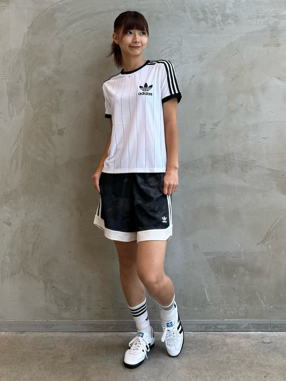 ADIDAS Tシャツ Sサイズ アディカラー ゆったり 半袖 希少白 夏コーデ ADIDAS Tシャツ Sサイズ アディカラー ゆったり 半袖 希少白 夏
