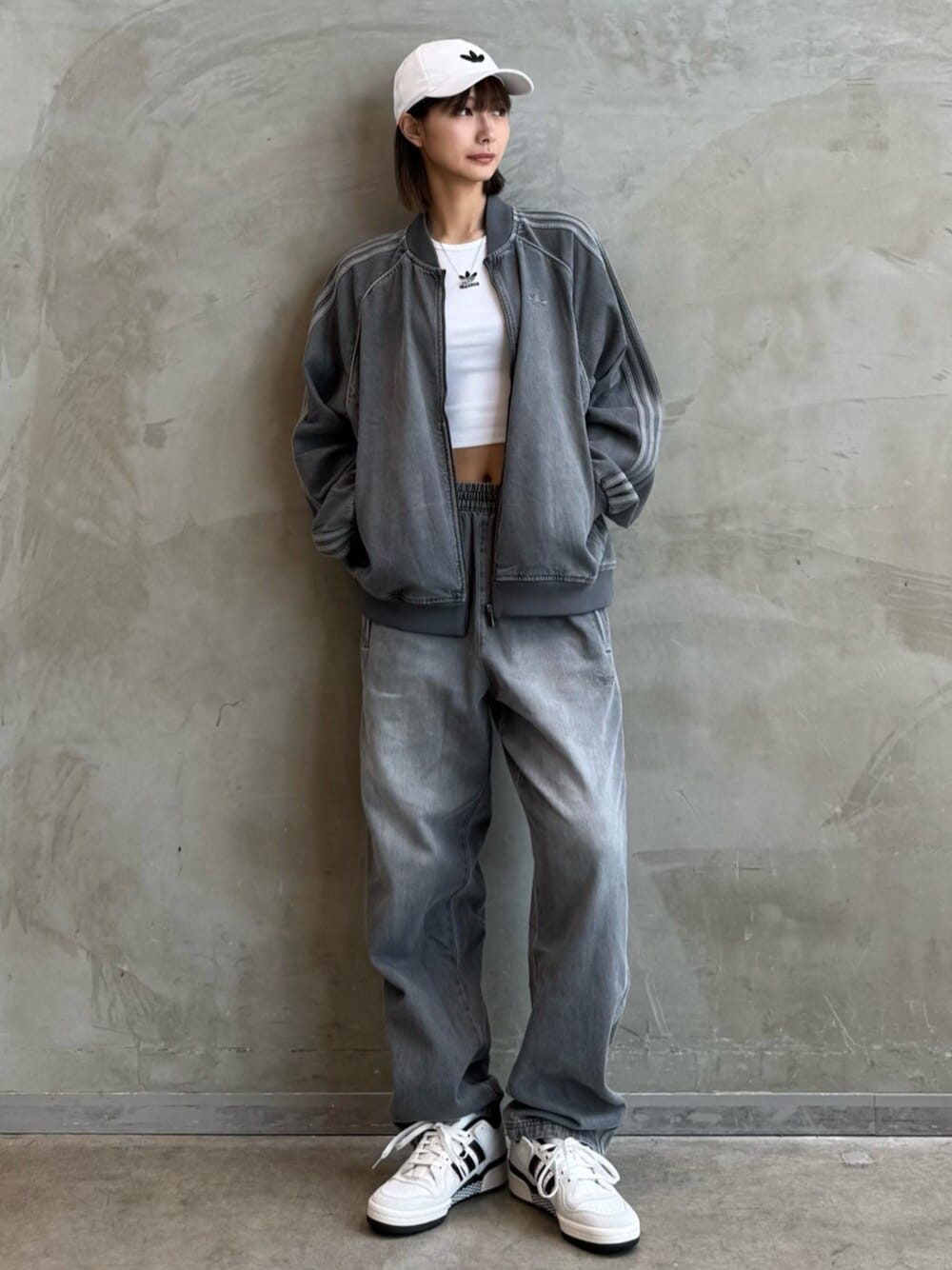 「adidas、adidas originals、アディダス、アディダスオリジナルス、スニーカー、セットアップ、デニム、タンクトップ、キャップ、フォーラム」｜「adidasのトレフォイル ベースボールキャップ（アクセサリー、ホワイト系）」を使った、AGさん（レディース・174cm）の夏コーディネートの1枚目の写真
