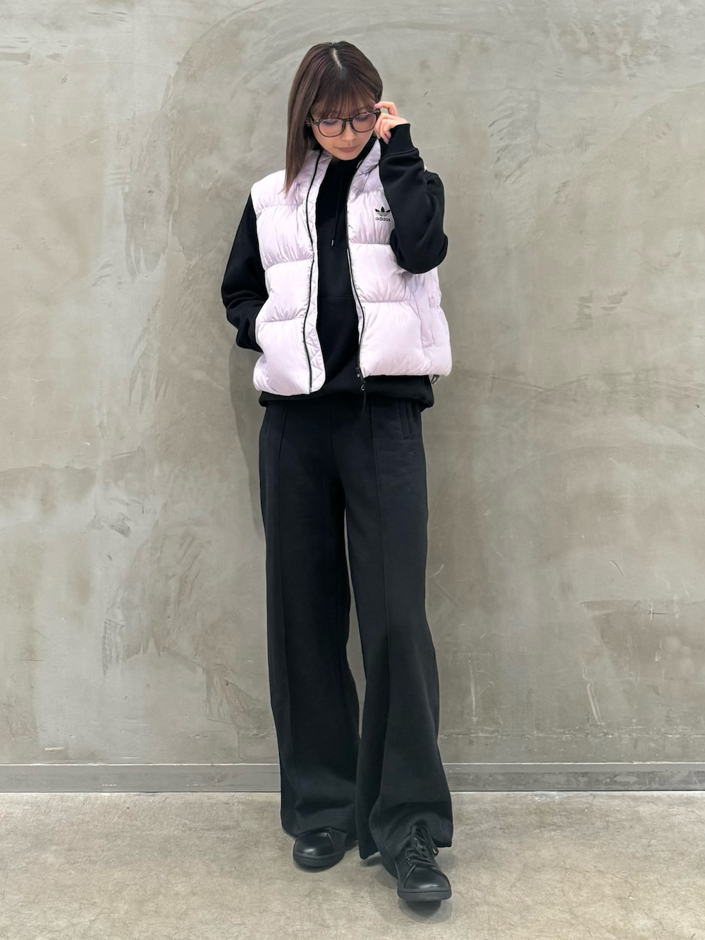 「スウェットパンツ、スニーカー、ダウンベスト、adidas、ベスト、アディダス、ワイドパンツ、スタンスミス、adidas originals、アディダスオリジナルス」｜「adidasのRegen ダウンベスト（ジャケット/アウター、パープル系）」を使った、AGさん（レディース・174cm）の秋コーディネートの1枚目の写真