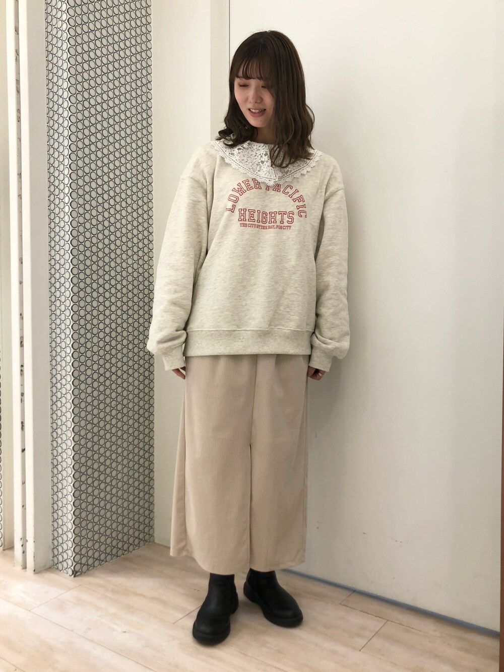 「カジュアルコーデ、カジュアルガーリー、ホワイトコーデ、春コーデ、春、ゆるコーデ、ホワイト×グレー、スリットスカート、ロゴスウェット、ロゴ、タイトスカート、リブスカート、襟付きトップス、レース、春服」｜「CRAFT STANDARD BOUTIQUEの衿レースプルオーバー　＊◆（Tシャツ/カットソー、ホワイト系）」を使った、hii123さん（レディース・158cm）の冬コーディネートの1枚目の写真