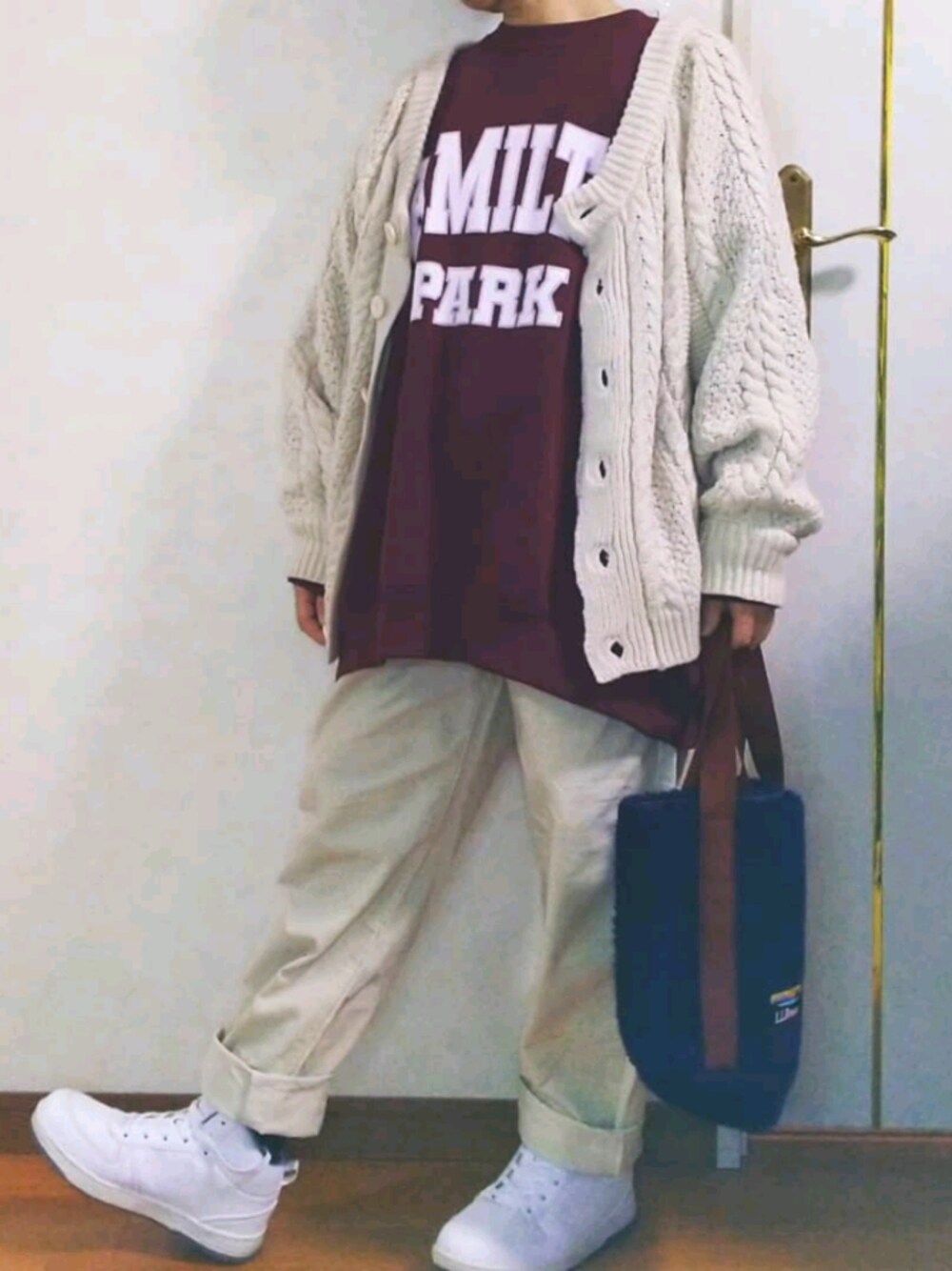 「ゆったりコーデ、低身長、おしゃれさんと繋がりたい、ビッグシルエット、カーディガン、シェフパンツ、シェフパンツコーデ、ボルドー」｜「SpRay PREMIUMのボルドーカラーのビッグシルエットのロゴスゥエット。裏起毛の薄手なので着心地がよくinもできるし着回しもききます。（スウェット、レッド系）」を使った、cocomil2020さん（レディース・148cm）の冬コーディネートの1枚目の写真