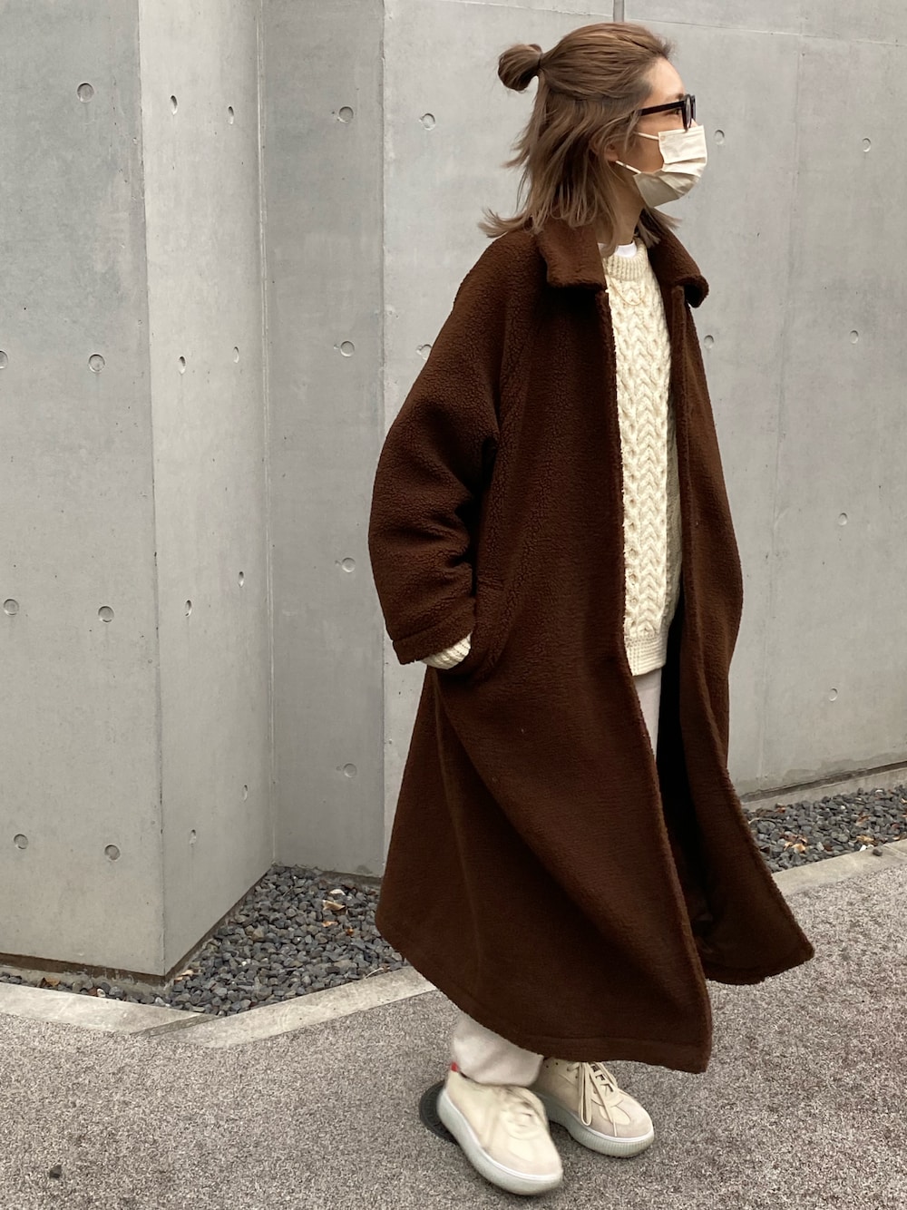 「今日のコーデ、ロングコート、アランニット、ニット、ボアコート、スウェットパンツ、H&M、オニツカタイガー、スニーカー、ブラウン、ベージュ」｜「Onitsuka TigerのDELECITY / デレシティ（スニーカー、ベージュ系）」を使った、___s.___さん（レディース・160cm）の冬コーディネートの1枚目の写真