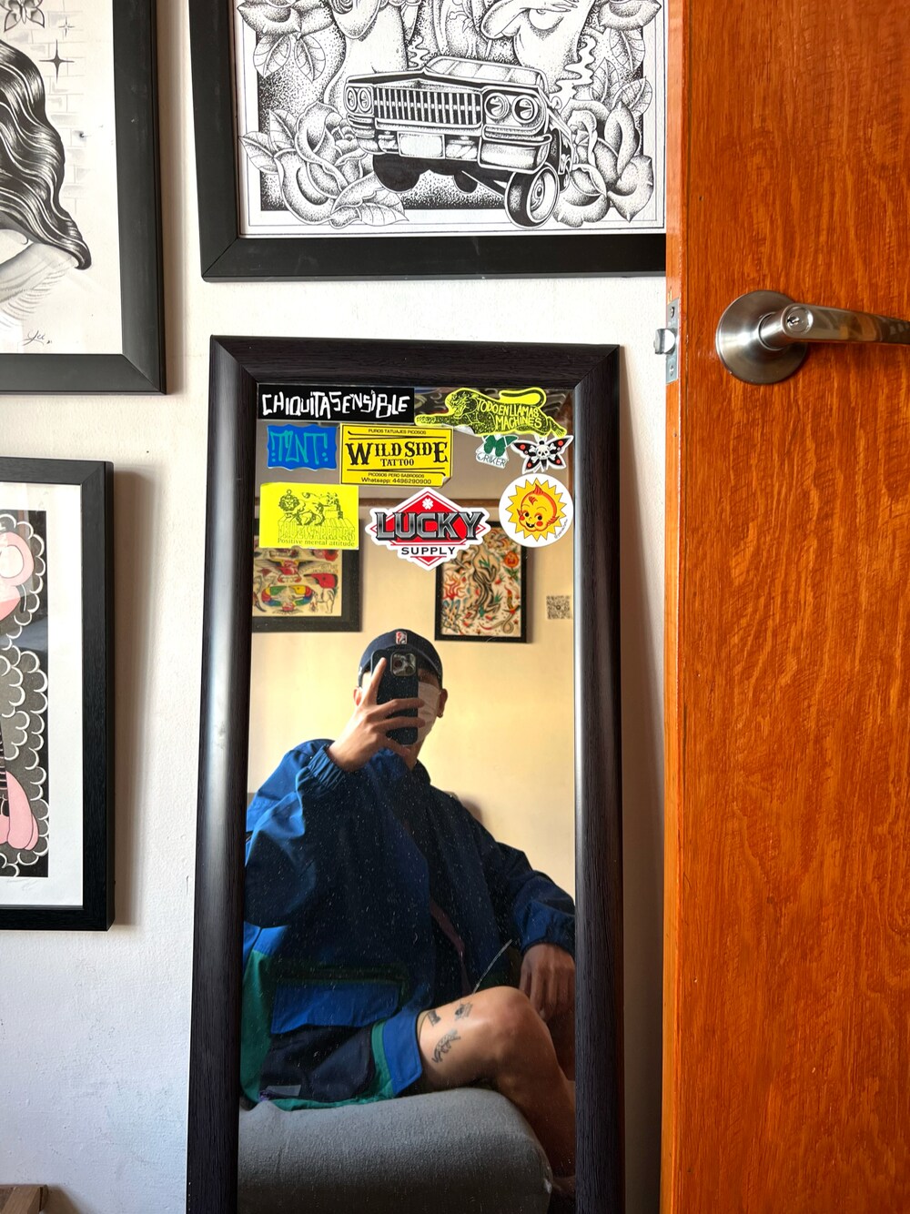 「Levi'sのアイテム（ポンチョ、ブルー系）」を使った、Jason Leungさん（メンズ・175cm）の冬コーディネートの1枚目の写真