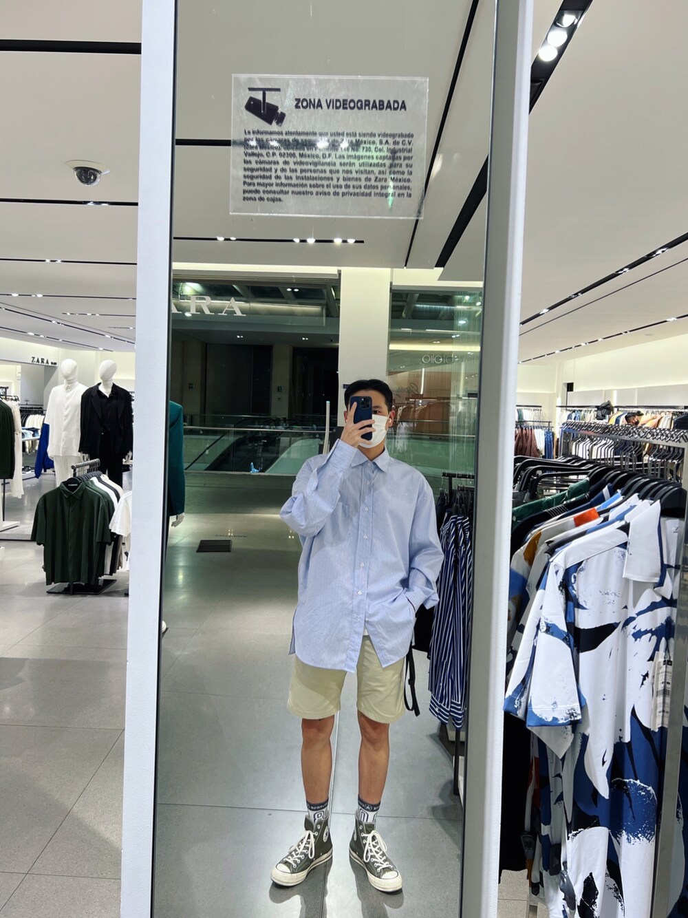 「ZARAのアイテム（トップス、ブルー系）」を使った、Jason Leungさん（メンズ・175cm）の冬コーディネートの1枚目の写真