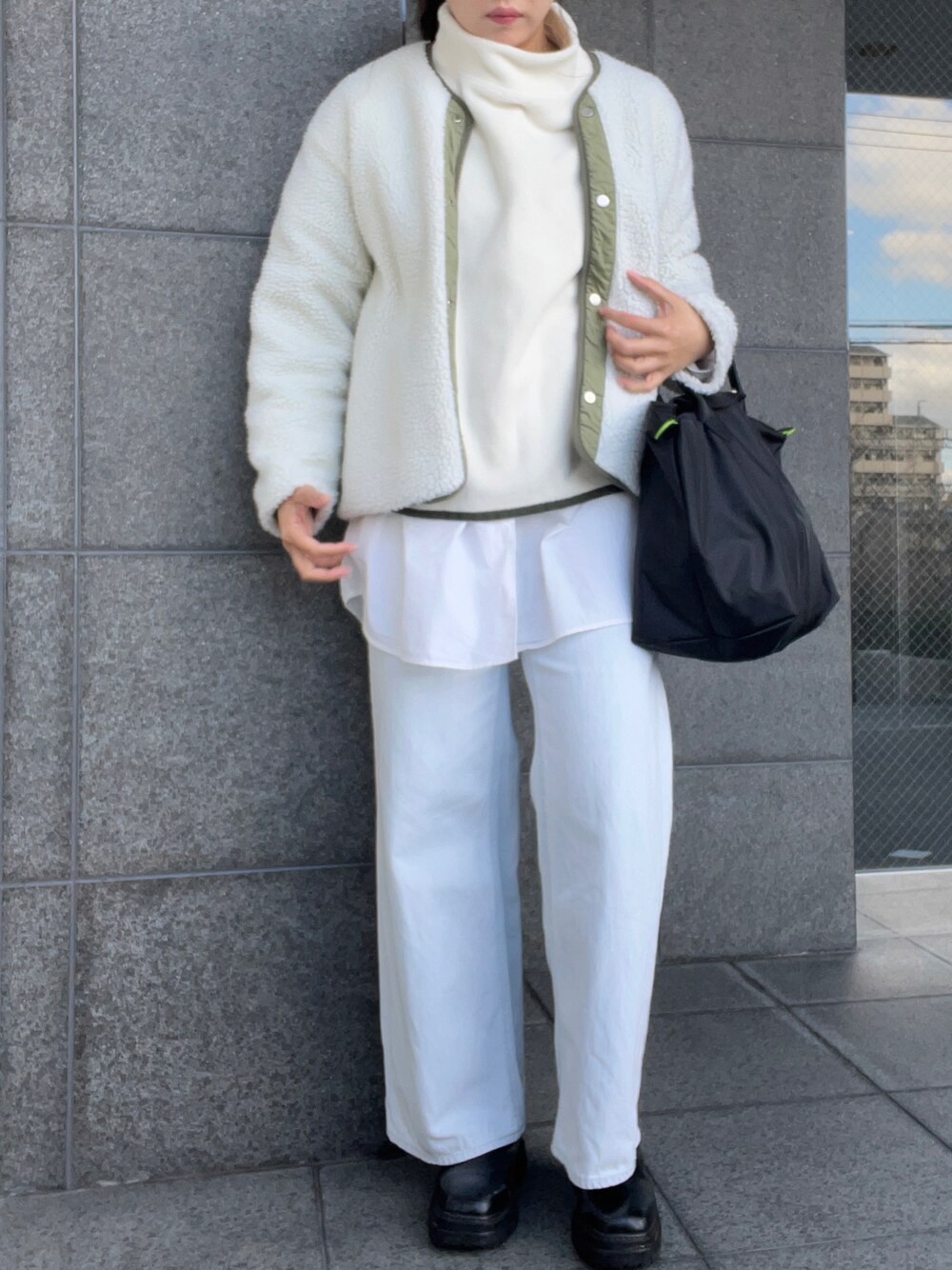 「大人カジュアル、大人女子、シンプル、きれいめカジュアル、オトナカワイイ、春カラー、ゆるコーデ、モコモコアウター、もこもこ、レイヤードスタイル、レイヤード、ワイドパンツ、ワイドデニム、プチプラ、プチプラコーデ」｜「CONVERSEのCONVERSE◆ノーカラーツイル裏ボアブルゾン/リバーシブル2WAYジャケット（ノーカラージャケット、グリーン系）」を使った、iさん（レディース・162cm）の冬コーディネートの1枚目の写真