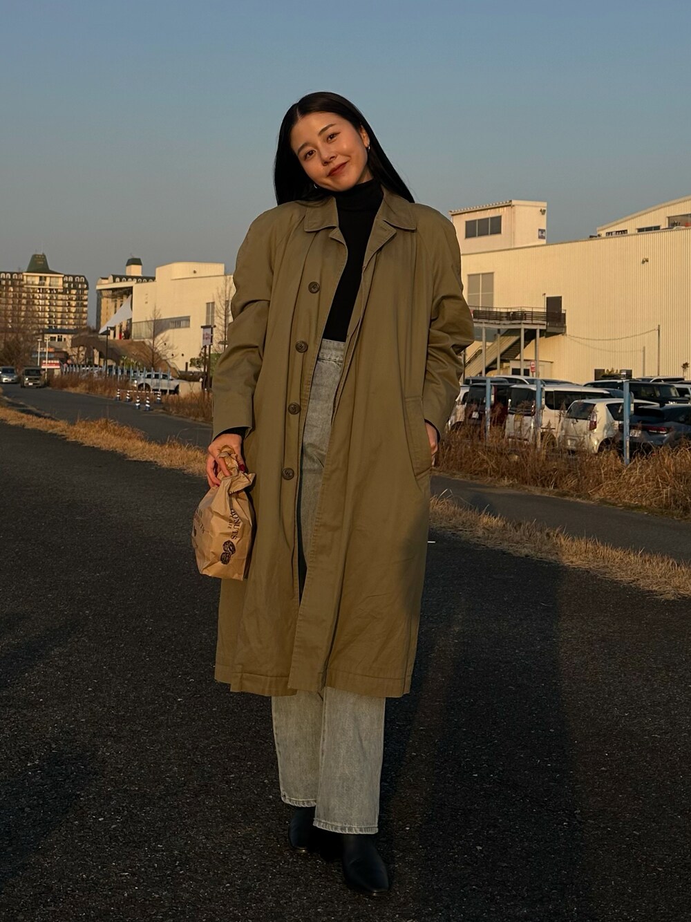 「春、春服デビュー宣言、おでかけコーデ、オトナ女子、きれいめコーディネート、デニム、大人カジュアル、お出かけコーデ、トレンチコート、タートルネック」｜「UNIQLOのアイテム（ニット/セーター、ブラック系）」を使った、  NOAHさん（レディース・155cm）の春コーディネートの1枚目の写真