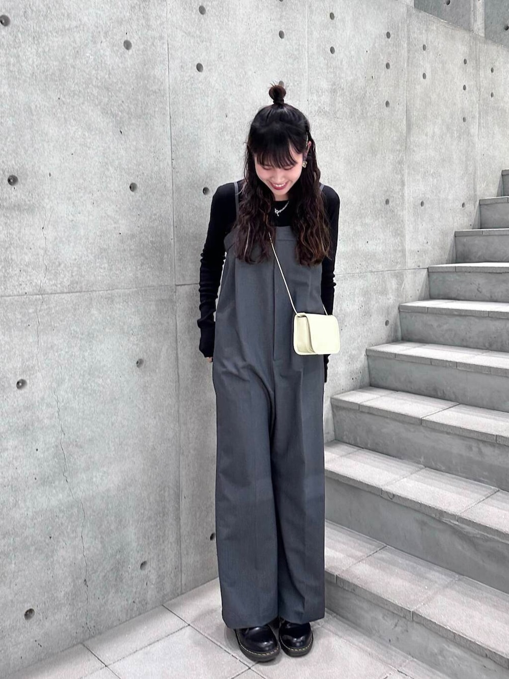 「アーバンリサーチ、大人カジュアル、ニット、URBANRESEARCH、春コーデ、newarrival、高身長コーデ、cashmere、urbanresearchkyoto」｜「ITTIの『別注』ITTI×URBAN RESEARCH　MICHELLE ERRAND POUCH（ショルダーバッグ、ホワイト系）」を使った、茜Akane🍧さん（レディース・165cm）の冬コーディネートの1枚目の写真