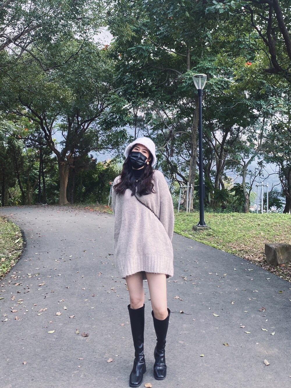 「街頭穿搭、oversize、洋裝、基礎款、古着MIX、漁夫帽、韓系、針織、ootd」｜「D+AFのアイテム（ブーツ、ブラック系）」を使った、茜Akane🍧さん（レディース・165cm）の春コーディネートの1枚目の写真