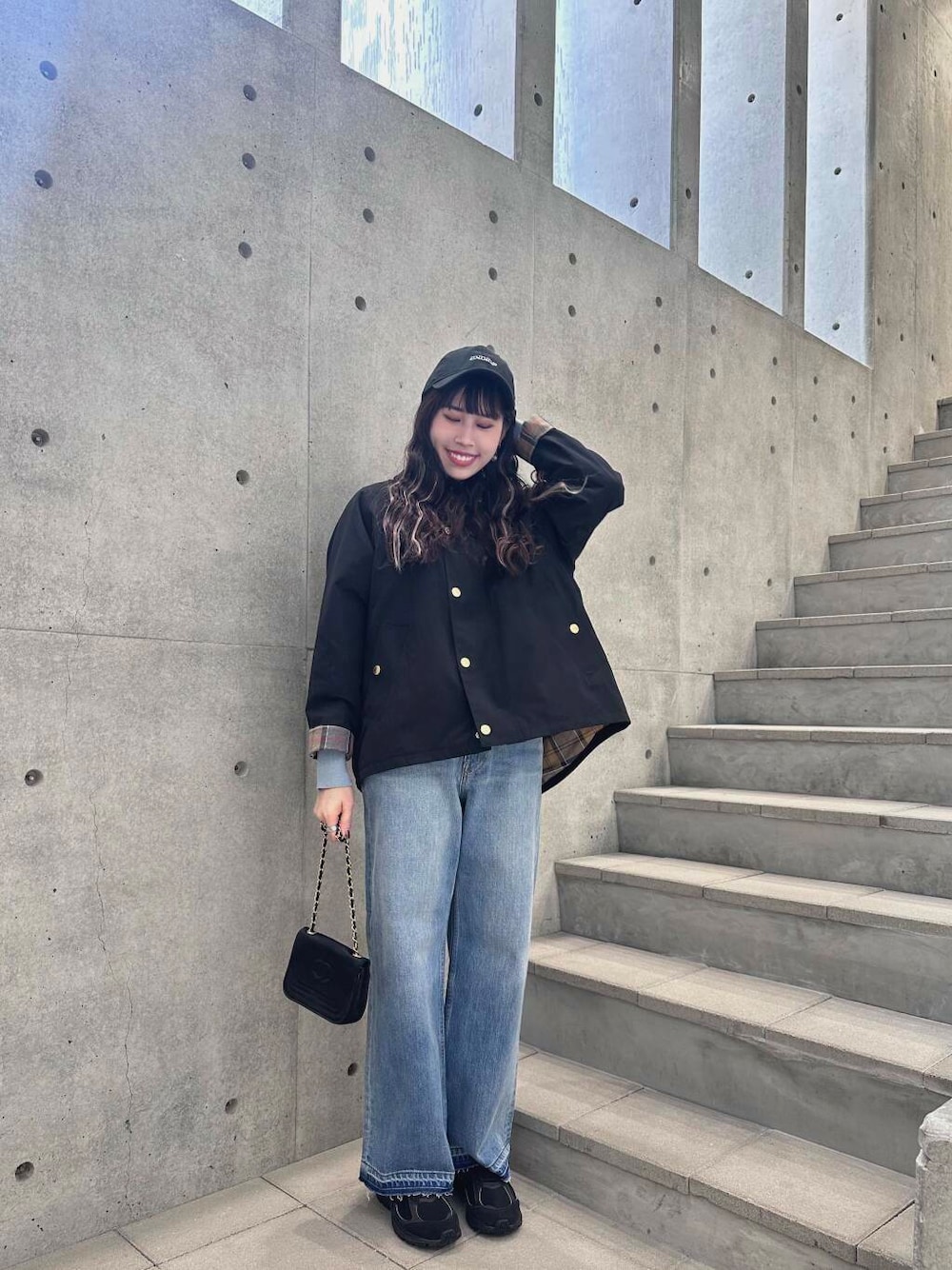 「アーバンリサーチ、大人カジュアル、スニーカー、ニット、コート、春コーデ、newarrival、newbalance、高身長コーデ、cashmere、ddddddd」｜「URBAN RESEARCHのダメージワイドデニムパンツ（デニムパンツ、ブルー系）」を使った、茜Akane🍧さん（レディース・165cm）の冬コーディネートの1枚目の写真